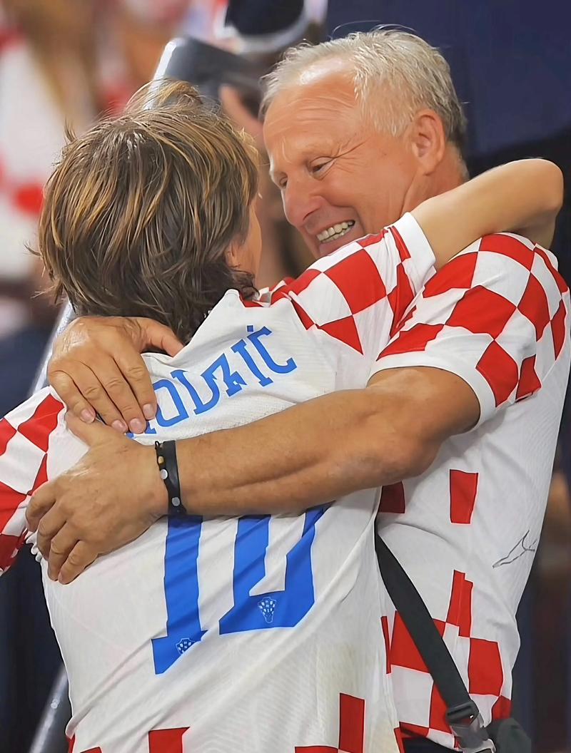 让一追二状态回暖！2025EWC小组赛，EDG击败100T，GEN给我出来！